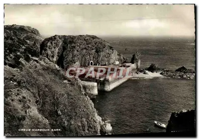 Creux Harbour, Sark — vista do porto encaixado entre falésias — editor Harvey Barton & Son Ltd. Bristol