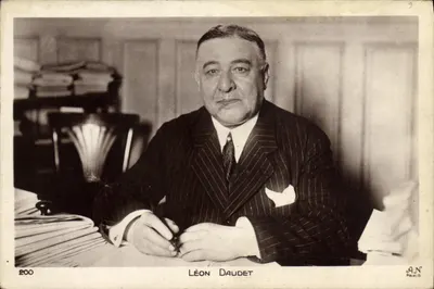 Léon Daudet — retrato em traje no seu escritório — A.J.N. Paris