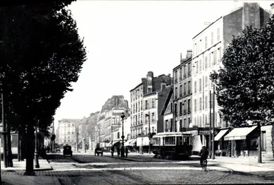 Rue de la République em Paris — trem e sinalização GYRA — editor desconhecido