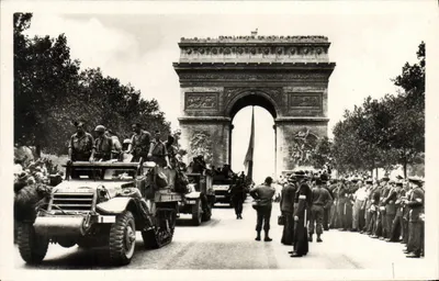 Giải phóng Paris — Các xe tăng diễu hành trên đại lộ Champs-Élysées — Ảnh R. Picoche, C.A.P. - Paris