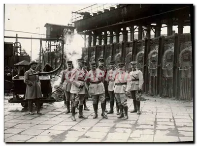 Grupo de militares diante de uma instalação industrial — Bochum (Alemanha)