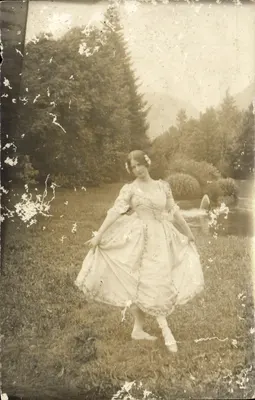 Jovem mulher em vestido de baile — jardim com lago — carta postal italiana n°598