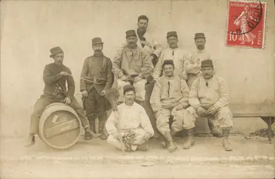 Groupe de travailleurs — pose en extérieur — éditeur inconnu, n° de série non visible