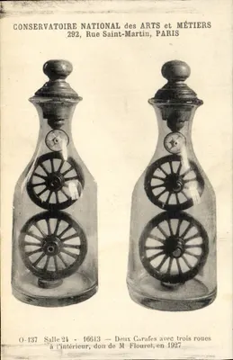 Deux carafes avec trois roues à l'intérieur — don de M. Flouret, 1927 — Conservatoire National des Arts et Métiers, Paris