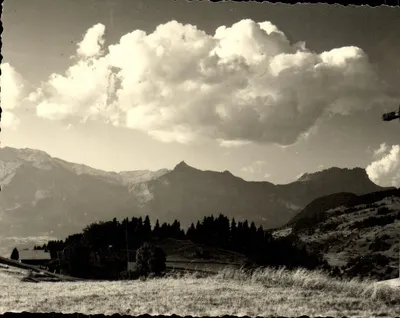 Paisagem alpina — montanhas e vale — Foto FUMEX, St-Génaïs
