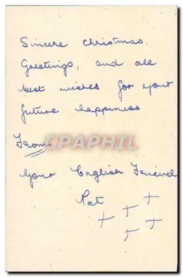 एक लाल गाउन पहने महिला जो एक खास तिहार के वृक्ष को सजा रही है — एक खास तिहार के वृक्ष, उपहार और एक खास तिहार के पत्ते — छापवाला अदृश्य — पीछे