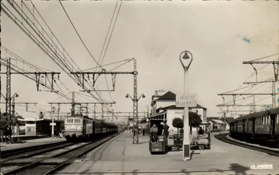 Estação de La Roche-Migennes — vista do balcão com trens e sinalização — editor La Cigogne