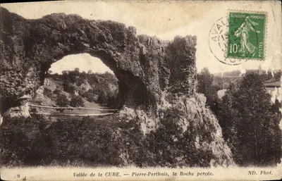 Vale da CURE — Pierre-Perthuis, a Rocha Perforada — ND. Fot.