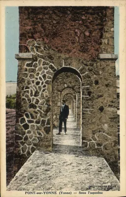 PONT-sur-YONNE (Yonne) — Sob o aqueduto — Fot. Combier Macon