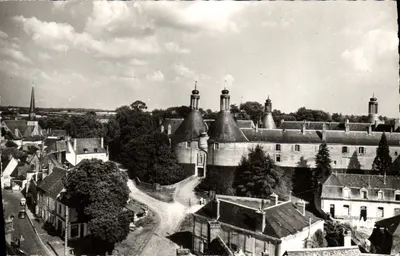 SÉARGEAU (Yonne) — Entrada do castelo e igreja — Edição Dérémus - Foto Verdadeira