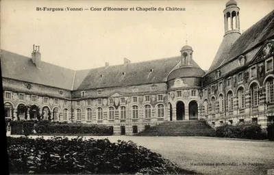 St-Fargeau (Yonne) — Cour d'Honneur e Capela do Castelo — Machavoine photo-edit. St-Fargeau