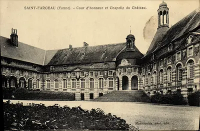 Saint-Fargeau (Yonne) — Cour d'honneur e Capela do Castelo — Mathavoine, fot. edit.
