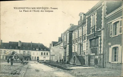 Villeneuve-l'Archevêque (Yonne) — A Praça e a Escola dos Meninos — Ed. Traligne