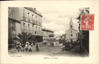 Giens - A Praça — vista da praça com igreja e hotel do Paix — Cliché Chapeau
