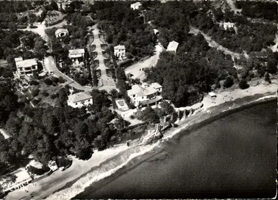 Costa Azul - LE RAYOL (Var) — Vista aérea do centro e da praia — Edições Aéreas COMBIE - IMP. MACON