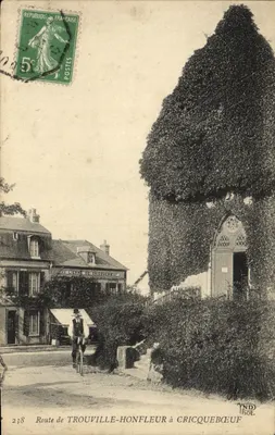 Rodovia de Trouville-Honfleur a Cricquebœuf — Vista de um edifício coberto de liana com ciclista — ND hot. n°238