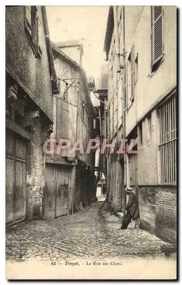 Troyes — Rue des Chats — widok ulicy chodnikowej z mężczyzną w kapeluszu — wydawca anonimowy, n° 42