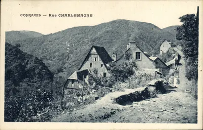 Conques — Rue Charlemagne — Edit. Fallière