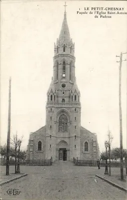 Le Petit-Chesnay — Facha da Igreja de São Antônio de Padova — ELD