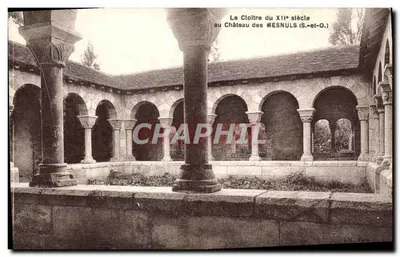 O Claustro do século XII no Castelo dos MESNULS (S.-e-O.)