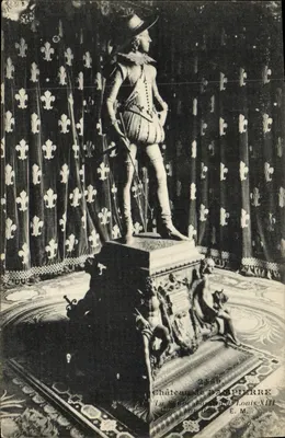 Castelo de Dampierre — A Estátua de ordon do Luís XIII — E.M.