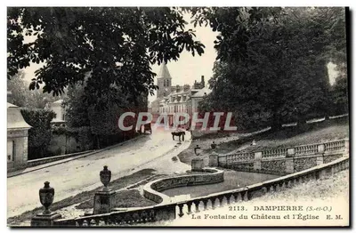 Dampierre (S.-et-O.) — A Fonte do Castelo e a Igreja — E. M.