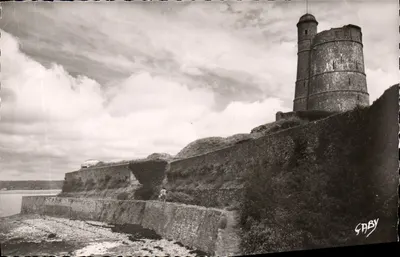 Saint-Vaast-la-Hougue — A Promenade dos Rempartes e o Forte da Hougue — Éditions Gaby