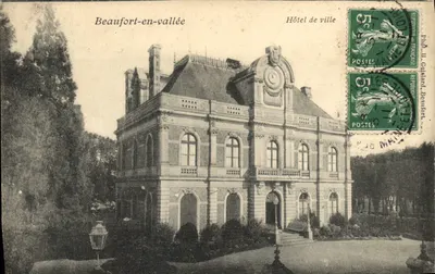 Beaufort-en-vallée — Hôtel de ville — Éditeur L. Gobillard, Benoubr