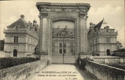 Château de Serrant — La cour d'honneur — L. V., ppot.