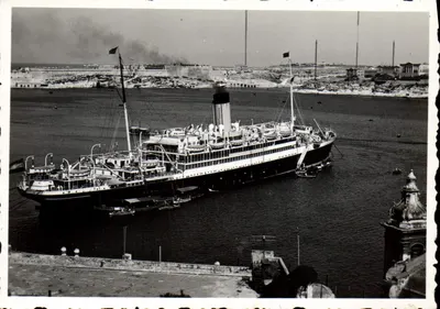 Navio de cruzeiro na baía de Malta — vista de um ponto elevado — editor desconhecido