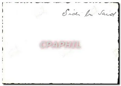 Donna che porta un carico — via pavimentata — senza editore né numero di serie visibile — Verso