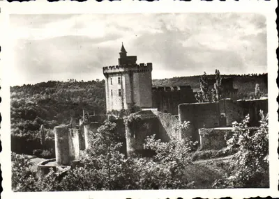 Castelo de Castelnaud-la-Chapelle — Entrada do castelo e o donjon — n°6