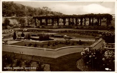 Denton Gardens, Worthing — vista do jardim com pergola e fonte — S. & E. Hastings, n°34