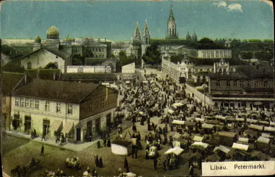 Libau. Petermarkt — mercado animado com igreja e domo em segundo plano — editor Lieber Liebermann, n° 11770
