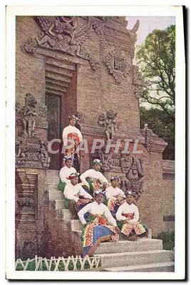 Groupe de musiciens balinais — devant une porte de temple ornée — éditeur Drickleur III, Kleefstra, Blot, Druk 'Imperator' Haarlem