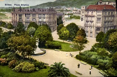 Bilbao. Plaza Elíptica — vista panorâmica com monumento central e edifícios históricos — editor não visível