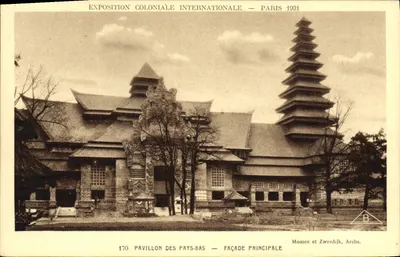 Exposição Colonial Internacional — Paris 1931 — Pavilhão dos Países Baixos — Façade Principal — Moojen e Zweedijk, Arqs.