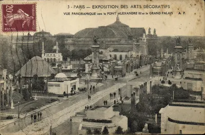 Paris — Exposition des Arts Décoratifs — Vue panoramique vers le Pont Alexandre III et le Grand Palais — A.P.