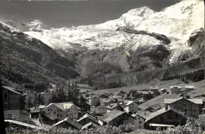 Saas-Fee 1800 m — Allalinhorn 4027 m - Alphubel 4206 m — Fot. Klopferstein - Rüselbeden