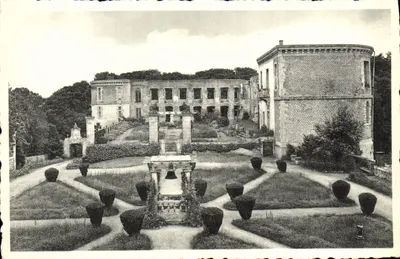 Beauraing — Cour d'honneur do Castelo Ste-Marie — Edições Pro Marais