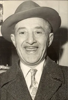 Retrato de um homem sorridente — chapéu e gravata com motivos — número de série 04 0401
