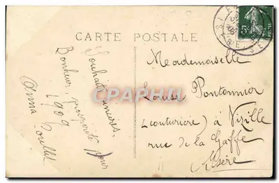 Joven mujer sonriente sosteniendo una tarjeta postal — Feliz Año — J.C. Paris — Reverso
