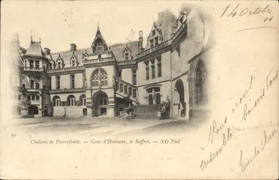 Zamek Pierrefonds — Dziedziniec Honorowy, Belfier — ND Fot.