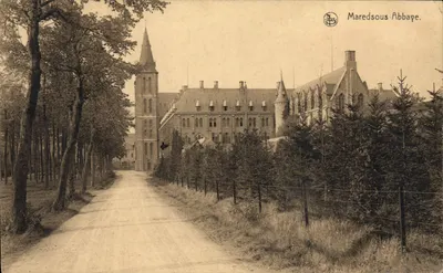 Abadia de Maredsous — vista da abadia com caminho cercado de árvores — editor J. Lus