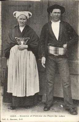 Homem e Mulher do País de Léon — Trajes Bretões — Coll. E. Hamonie, St-B.