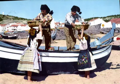Nazaré (Portugal) — Cena de pescadores em traje tradicional — Editor não visível