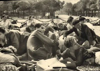 Liberação de Paris — Durante a fuzilaria, a multidão se abriga — Cliché R. Bertin, n°97