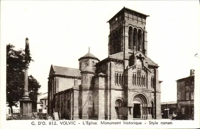 VOLVIC - A Igreja. Monumento Histórico - Estilo Romano