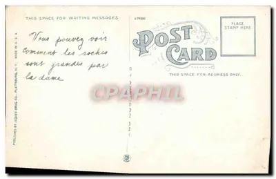 Post Office, Ausable Chasm, N.Y. — vue d'une femme devant un canyon rocheux avec escalier métallique — éditeur Plattsburg Drug Co. — Verso