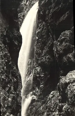 Chute d'eau de Hollenthalklam — vue en noir et blanc — éditeur Hollenthalklam